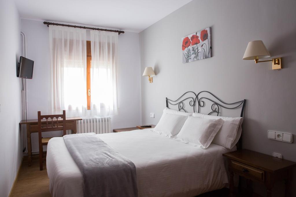 Hotel Bruna Эстерри-д'Анеу Экстерьер фото